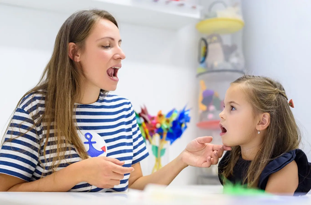 bé giao tiếp Tiếng Anh với người xung quanh