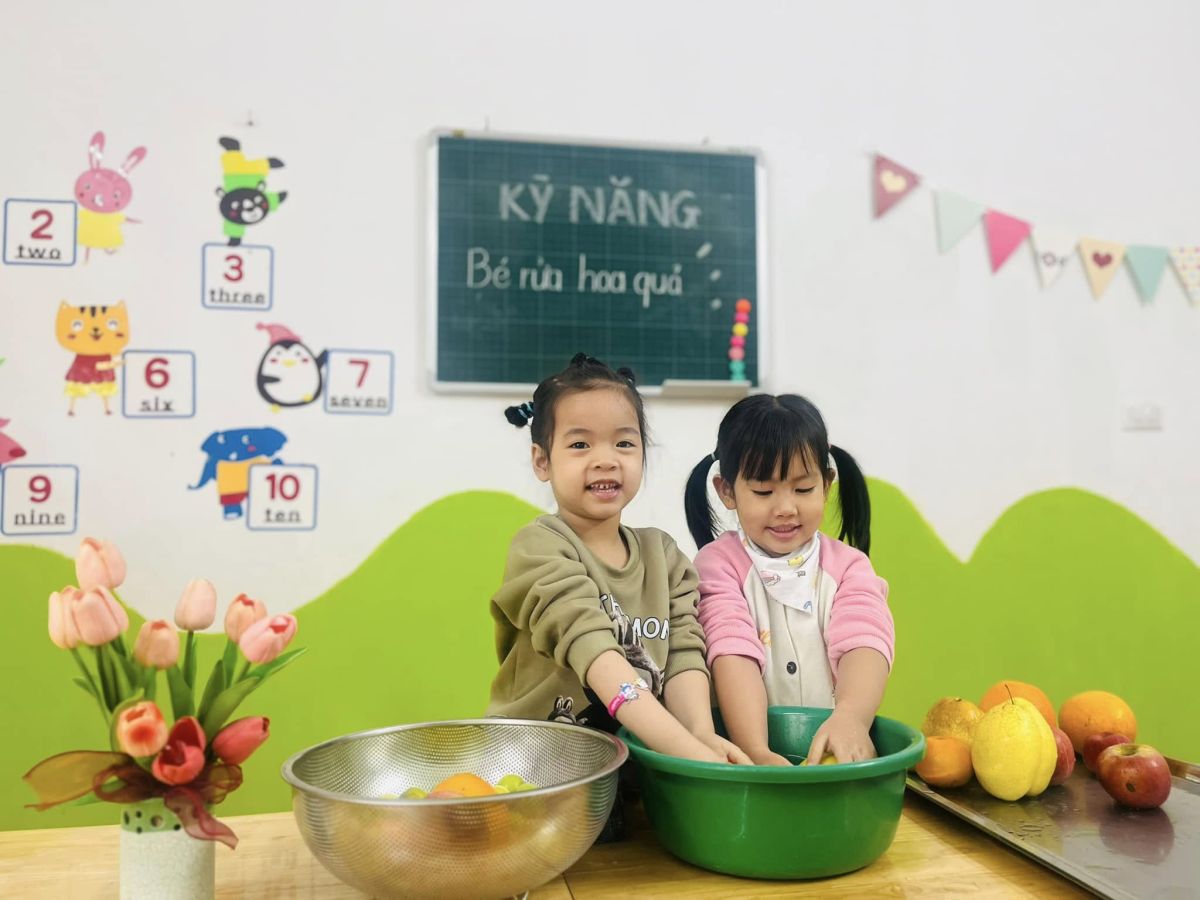 bé học làm những việc hằng ngày