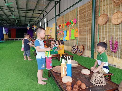 bé tham gia ngoại khoá