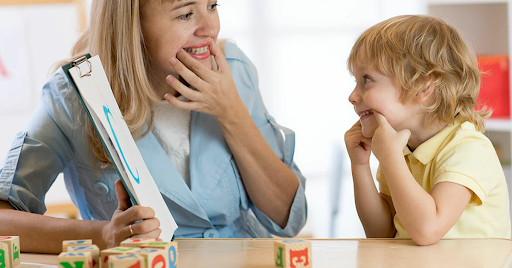 cho trẻ nói tự nhiên, tập trung vào phản xạ